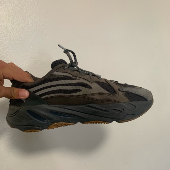Yeezy Boost 700 V2 Geode - Picture 3 of 12